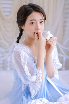女生手脚绑起来嘴巴用胶带封上